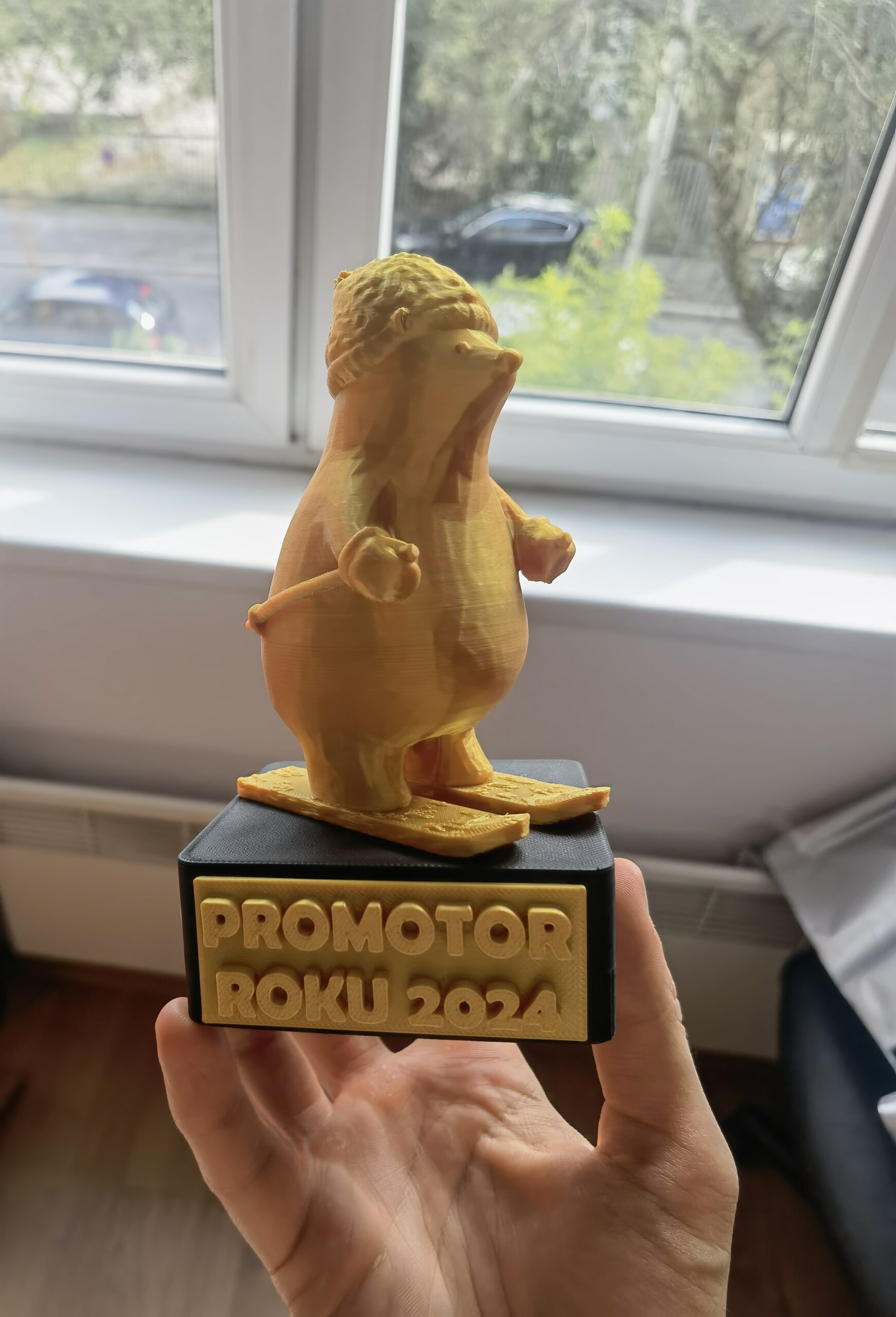 Zabawna statuetka dla promotora przedstawiająca misia narciarza